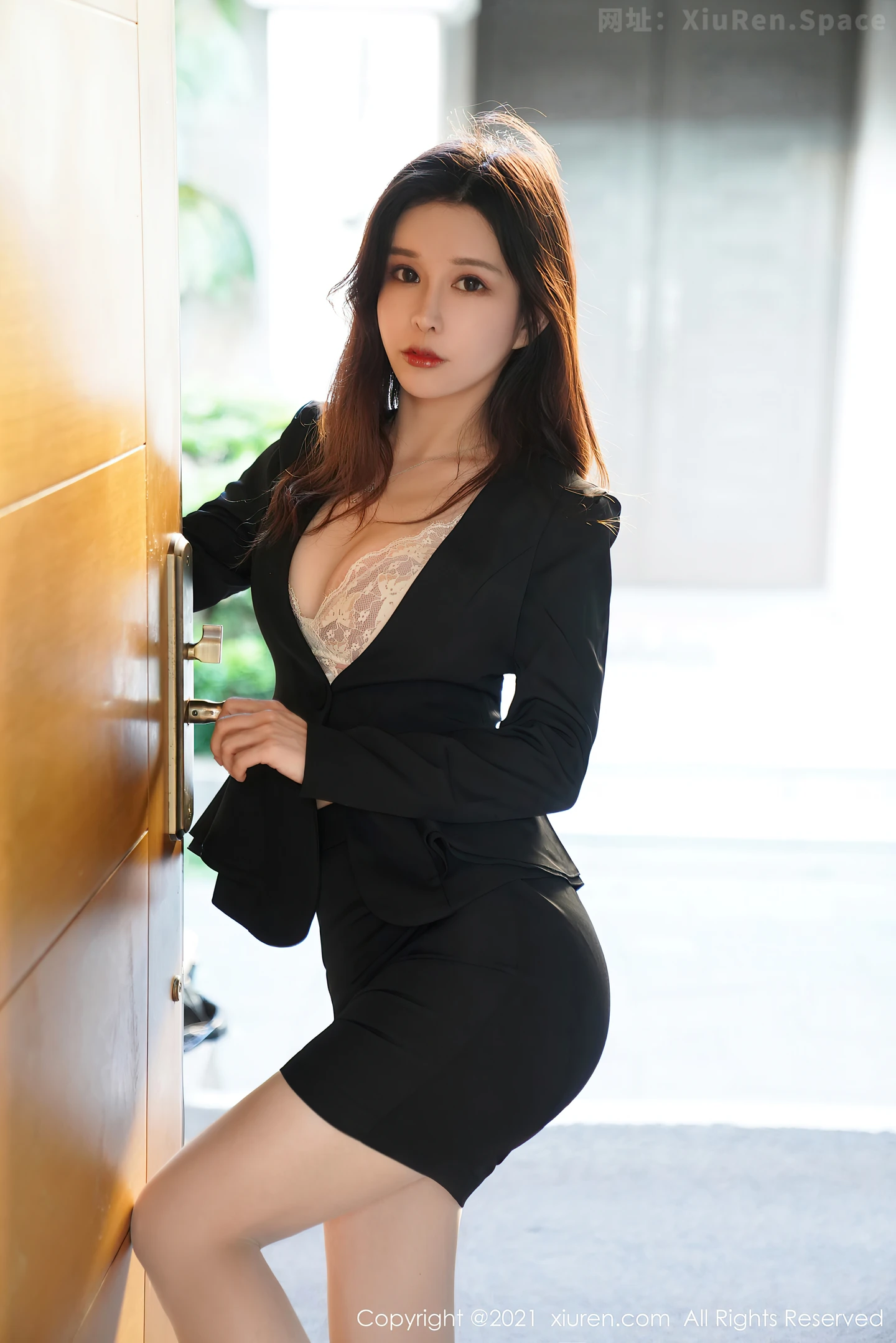 图片[3]-[XiuRen秀人网]VOL.3077 嫩模张雨萌江浙沪旅拍职业装OL主题半脱露肉丝裤袜秀翘臀诱惑写真57P-秀人网官方网站